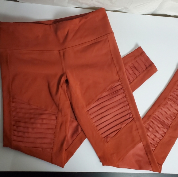 🌸SOLD🌸ALO Yoga Moto Small Legging Burnt Orange - Picture 2 of 5